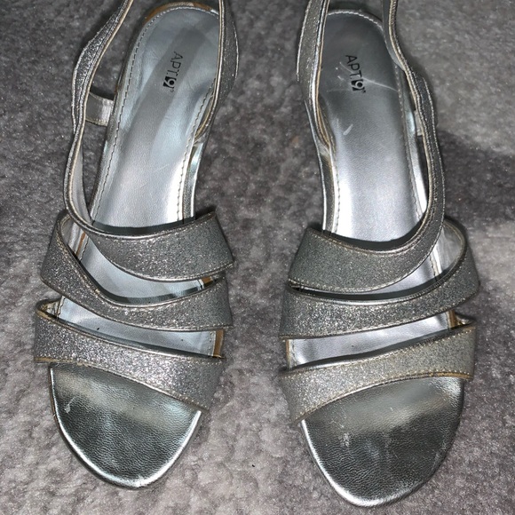 Silver Heels - Picture 2 of 5